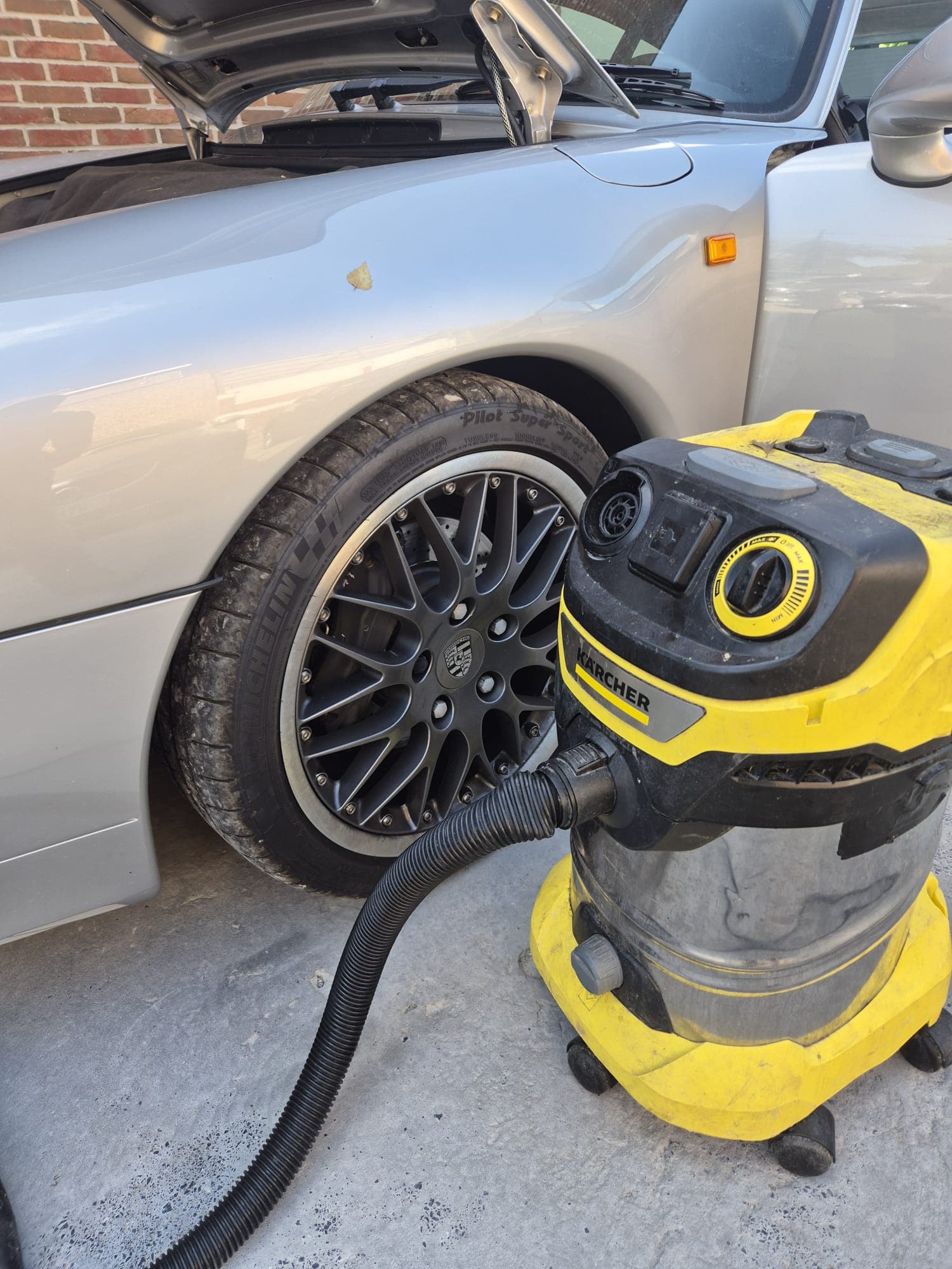 Intervention de nettoyage voiture à domicile à Mons par Kraken Cleaning